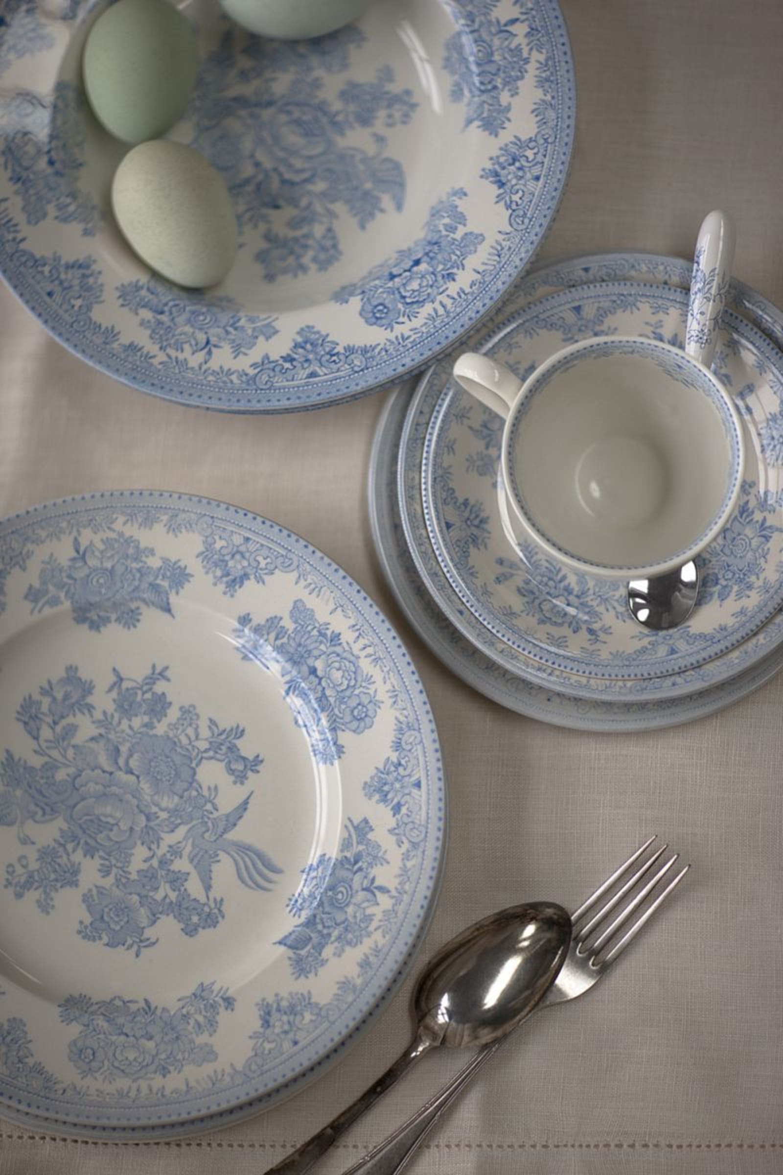 bridebook.co.uk-prezola white and blue china