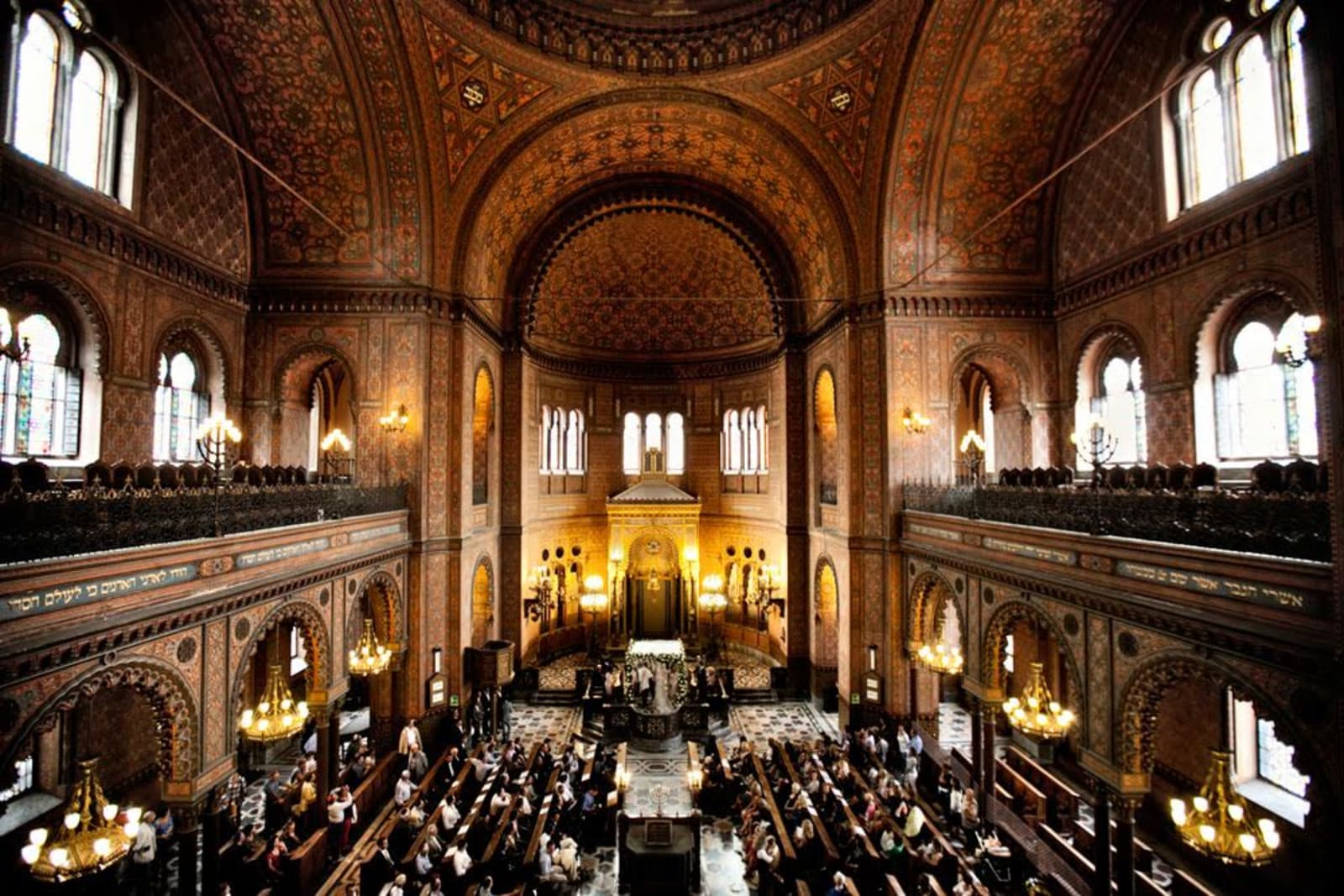 bridebook.co.uk-smashing-the-glass- ciew of a synagogue from above