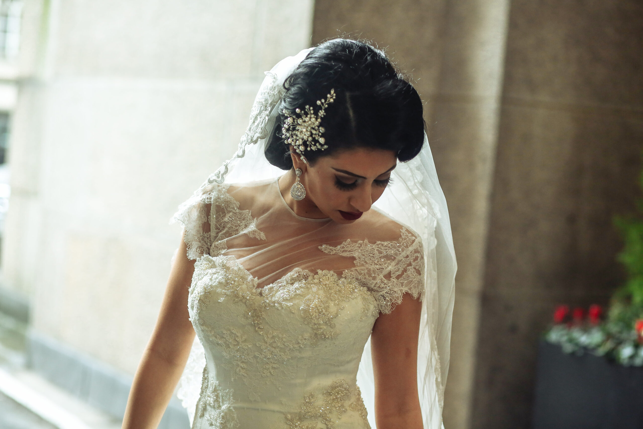 Real Wedding | Purple | Red | City | Hotel | London | London Eye | Hajley Photography #Bridebook #RealWedding #WeddingIdeas #LondonEye Bridebook.co.uk