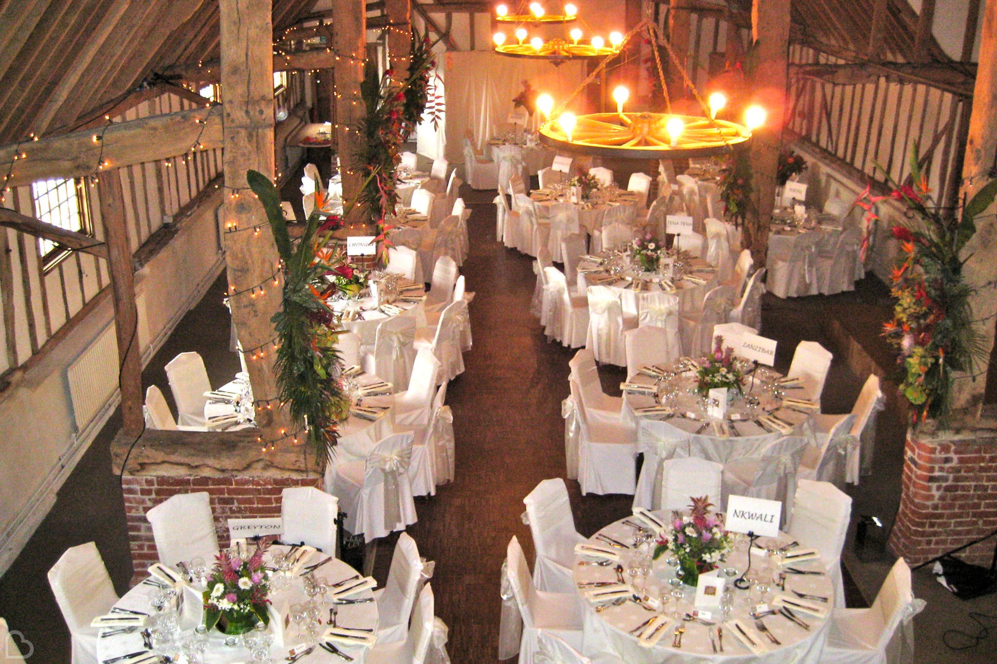 pledgdon barn beautifully decorated for a christmas wedding