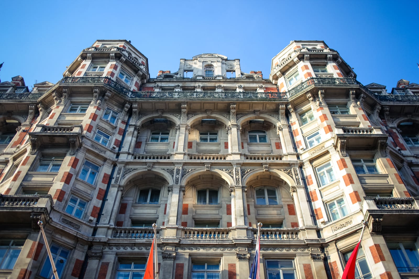 South East | Greater London | London | Autumn | Classic | Elegant | White | Gold | City Hotel | Real Wedding | Hajley Photography #Bridebook #RealWedding #WeddingIdeas Bridebook.co.uk 