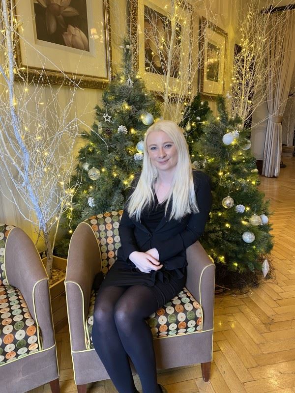 This image has an empty alt attribute; its file name is J_E-580_-_Louise_Edmunds.jpg