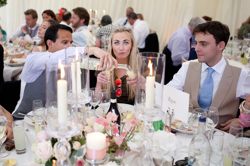 Gäste schenken Shots ein