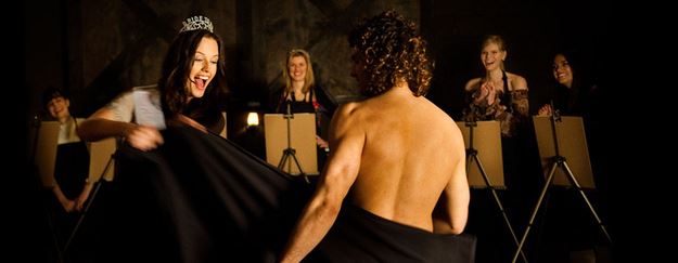 Bridebook.co.uk- bride at hen do life drawing lesson