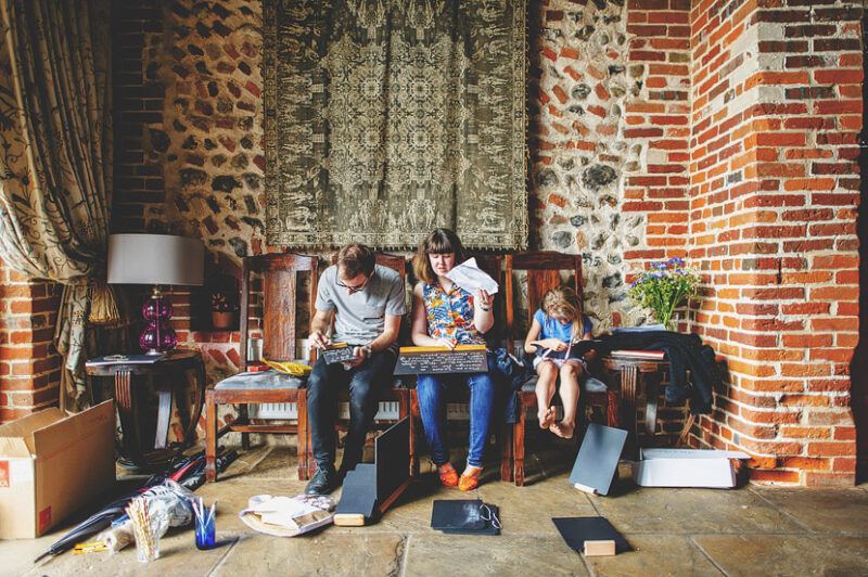 Bridebook.co.uk- family doing wedmin