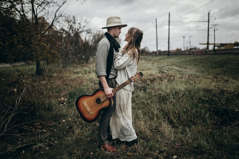 Couple avec une guitare