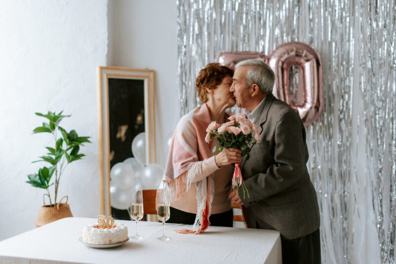 Couple en train de fêter ses 50 ans de mariage