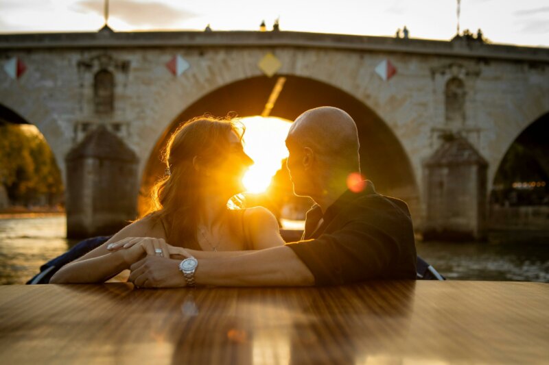 Couple sur une péniche au coucher du soleil