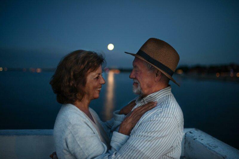 Couple amoureux au bord de l'eau et au clair de lune