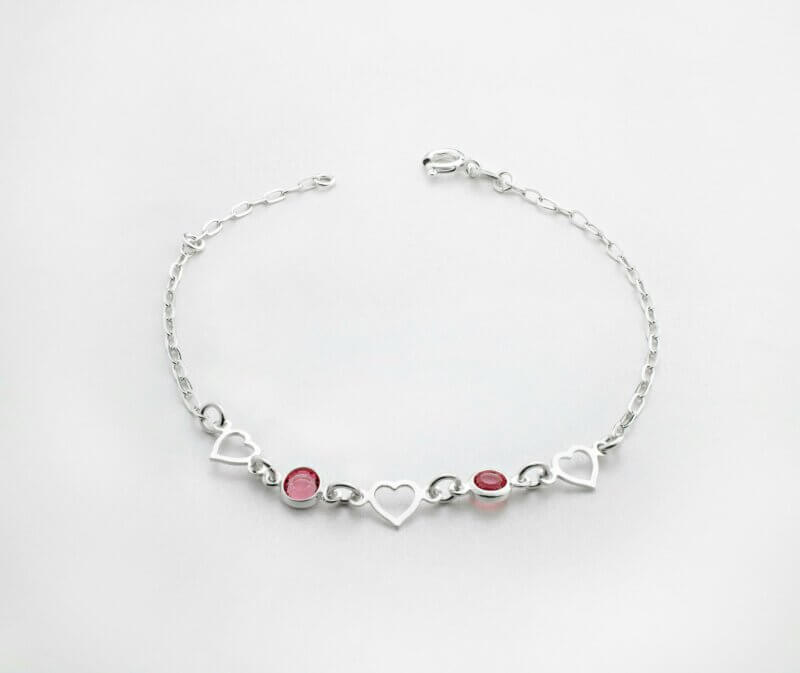 Bracelet with garnet and hearts