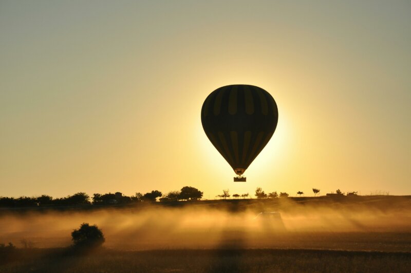 Montgolfière au coucher du soleil