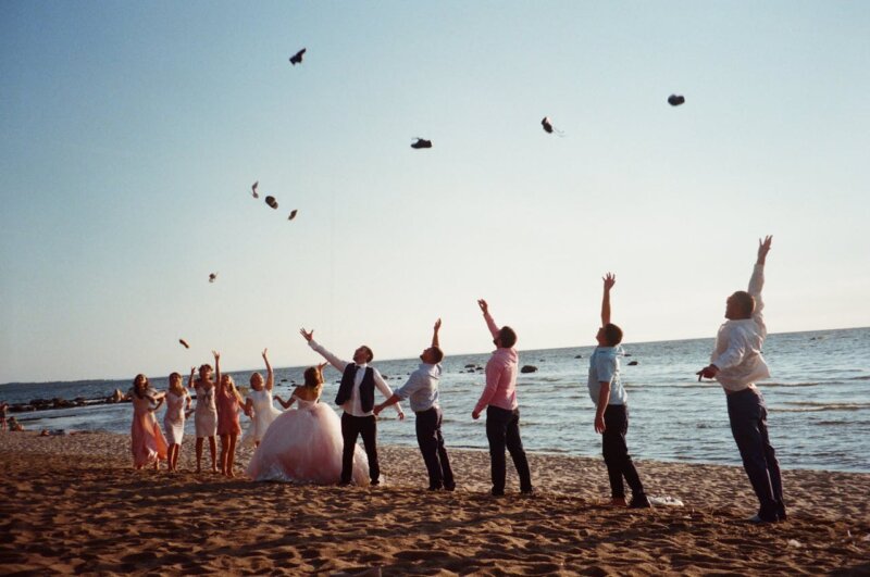 Mariage sur une plage avec invitiés