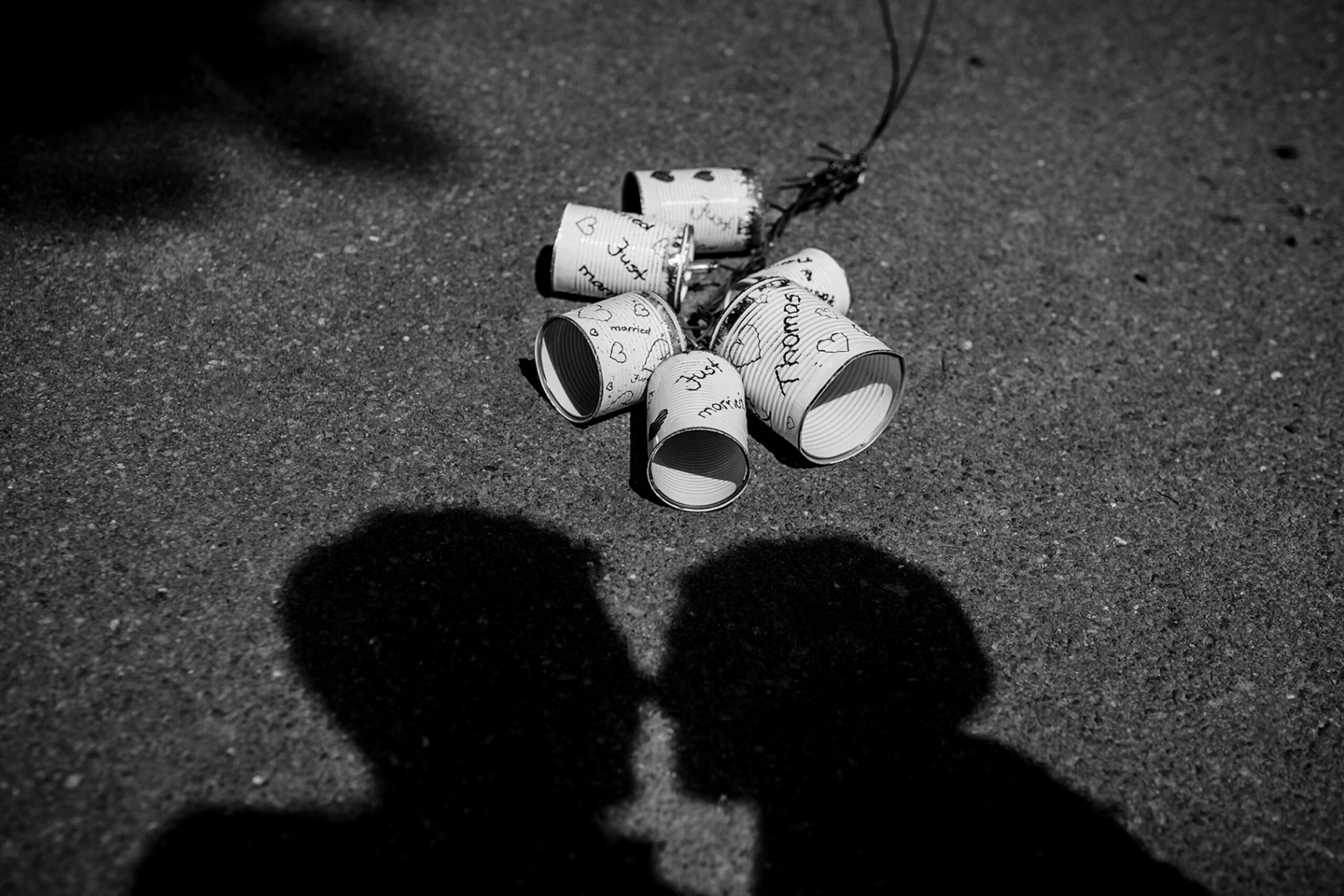 Beschriftete Metalldosen auf der Straé