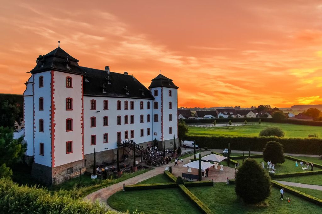 Frontalblick auf das Schloss bei Sonnenuntergang