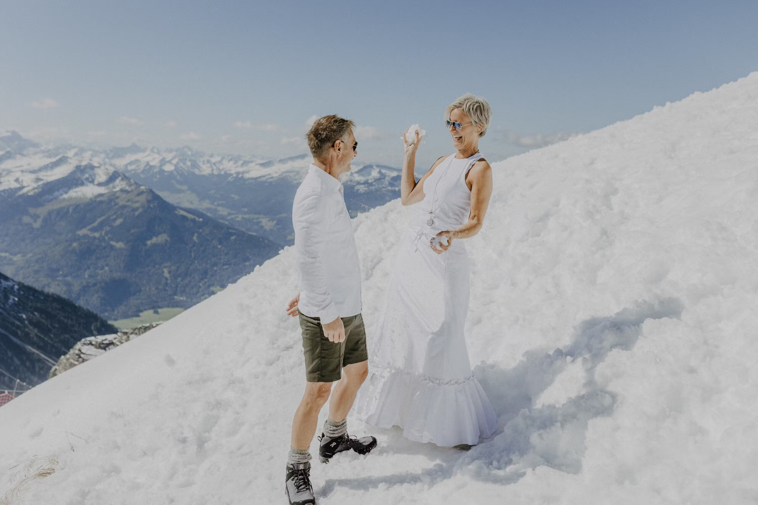 Paar wirft Schneeball in den Bergen