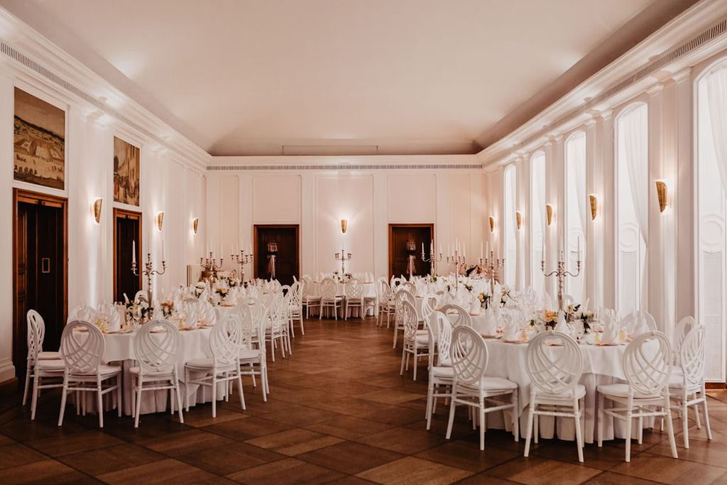 Festsaal mit Tischen und Stühlen