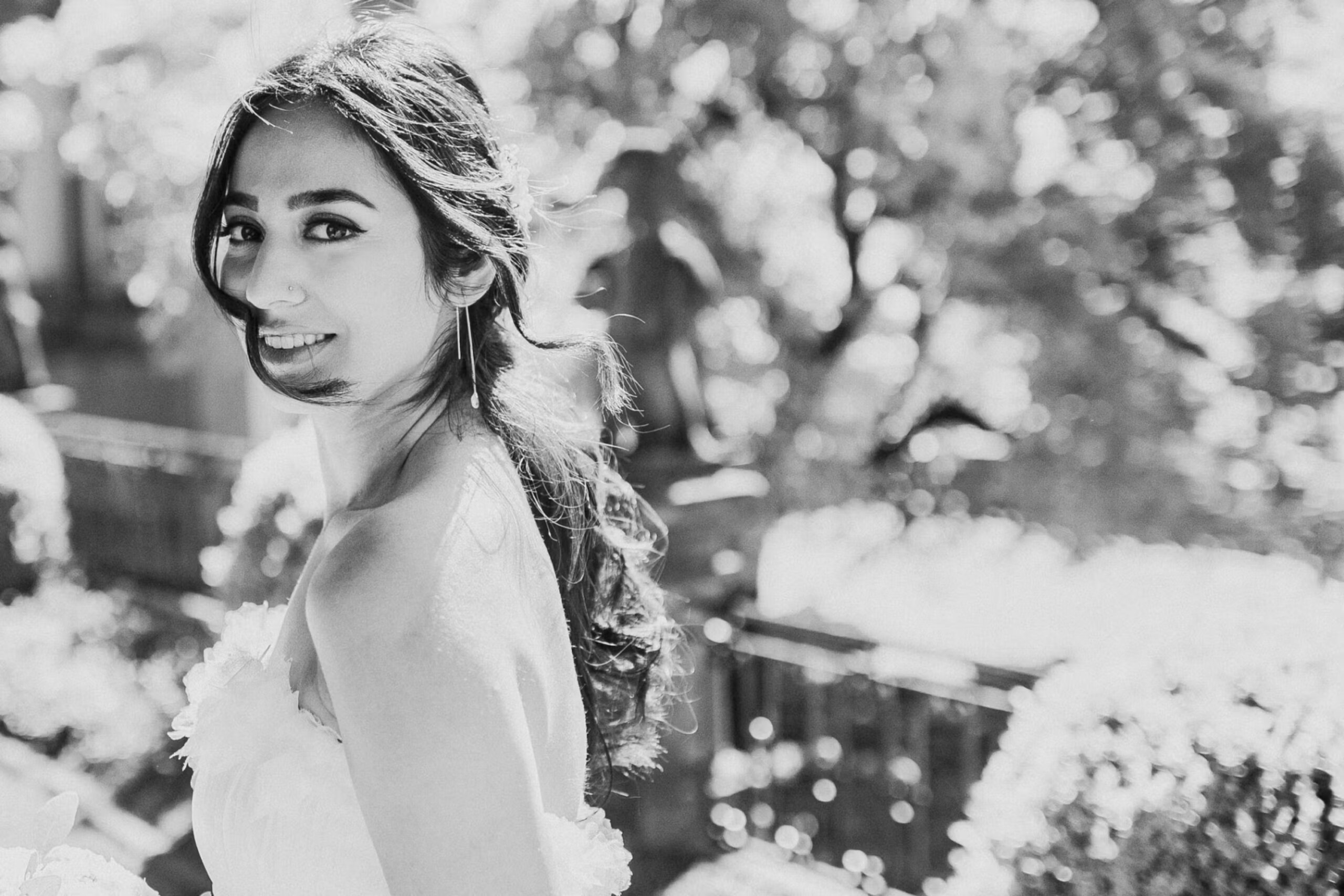 Braut schaut in die Kamera