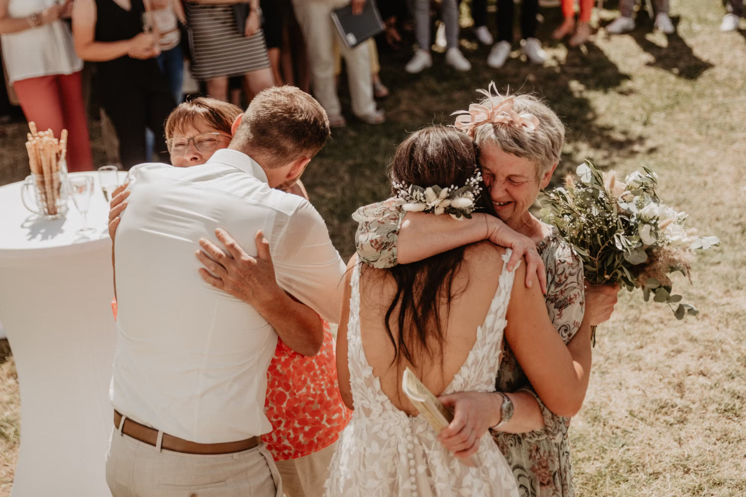 Brautpaar wird umarmt