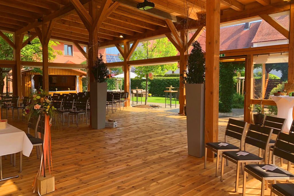 Blick aus der offenen Festscheune