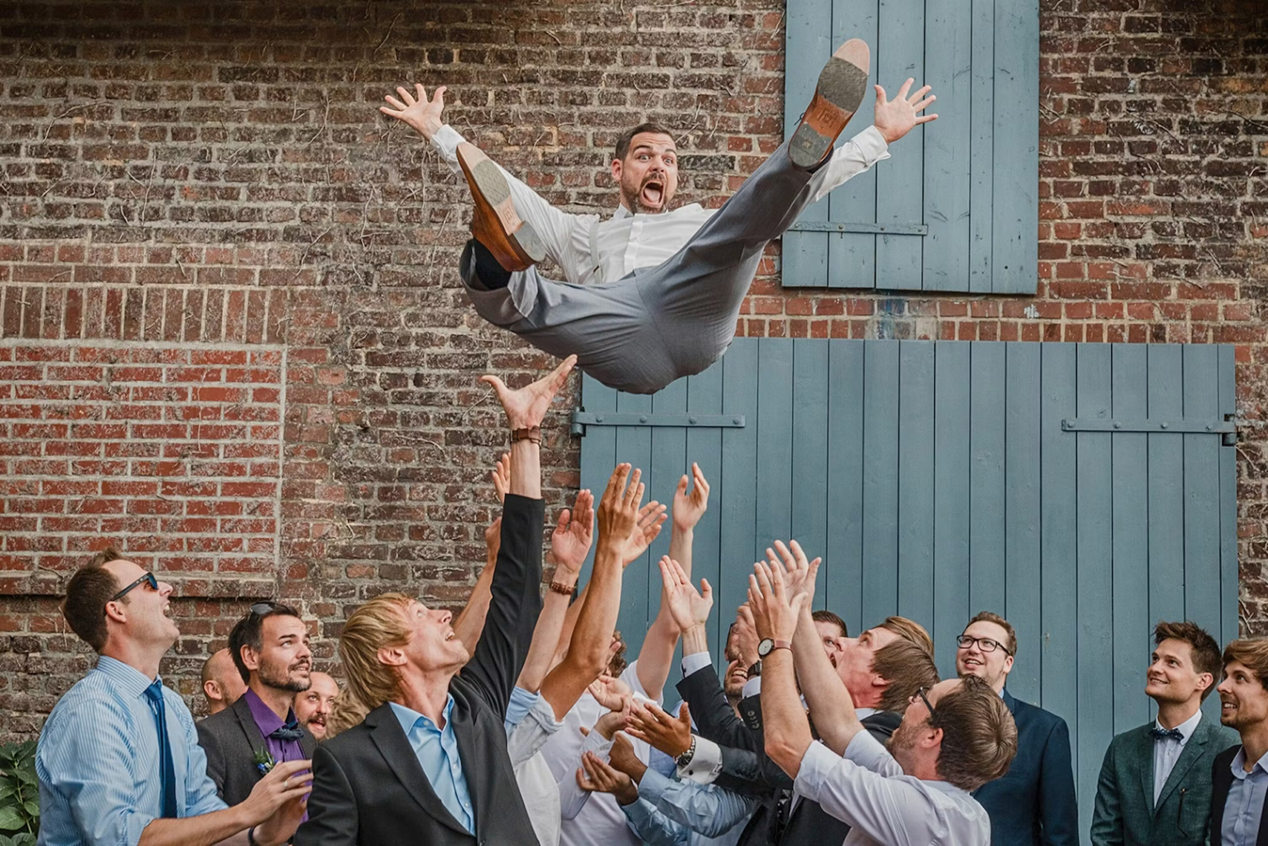 Mann wird von Gästen in die Luft geworfen