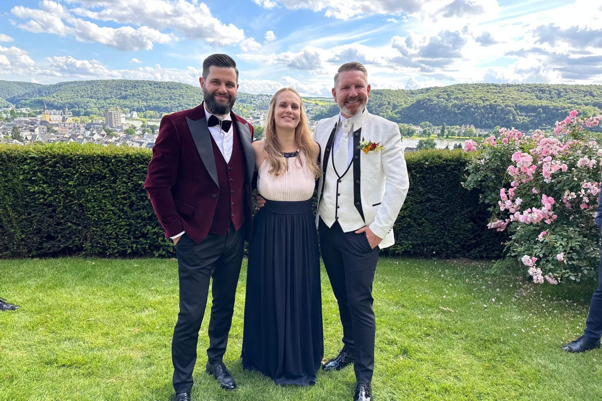 Julia Hoffmann zwischen zwei Männern