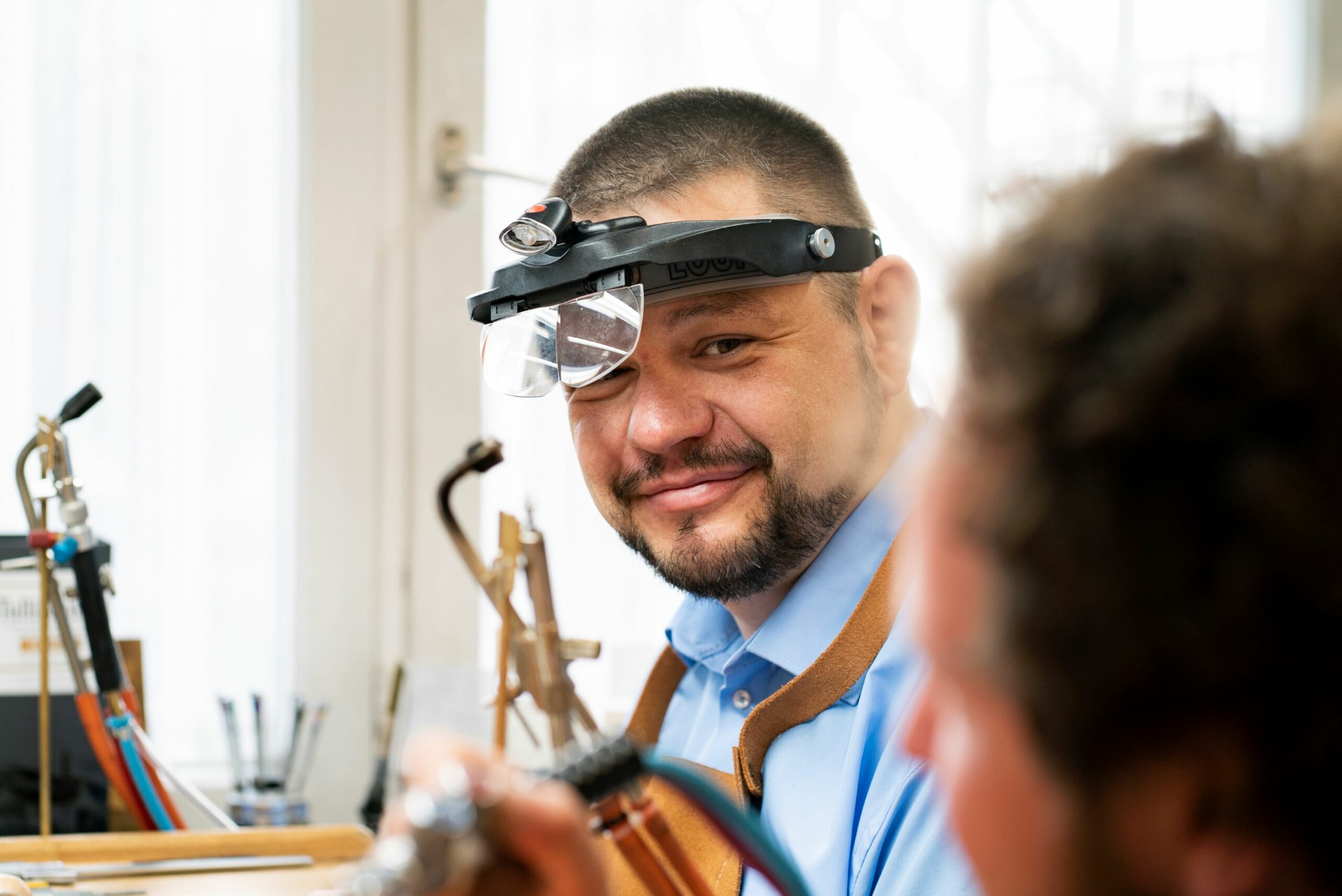 Juwelier bei der Arbeit