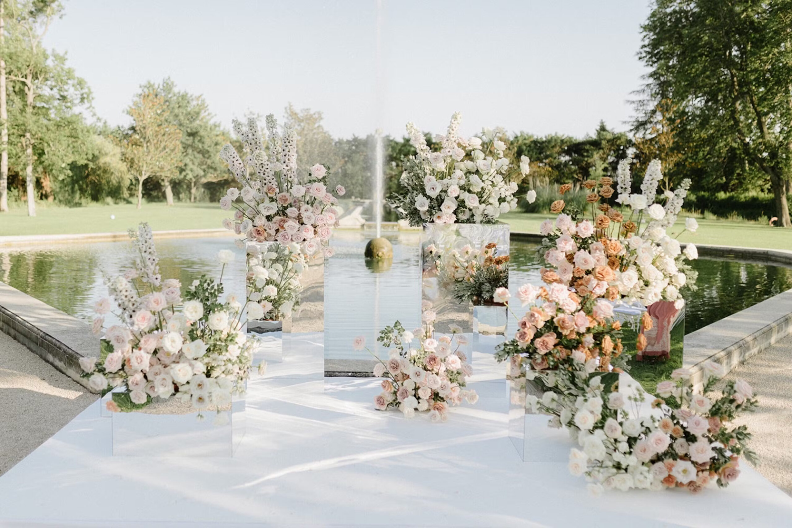 Blumengedeck auf weißem Tisch im Garten