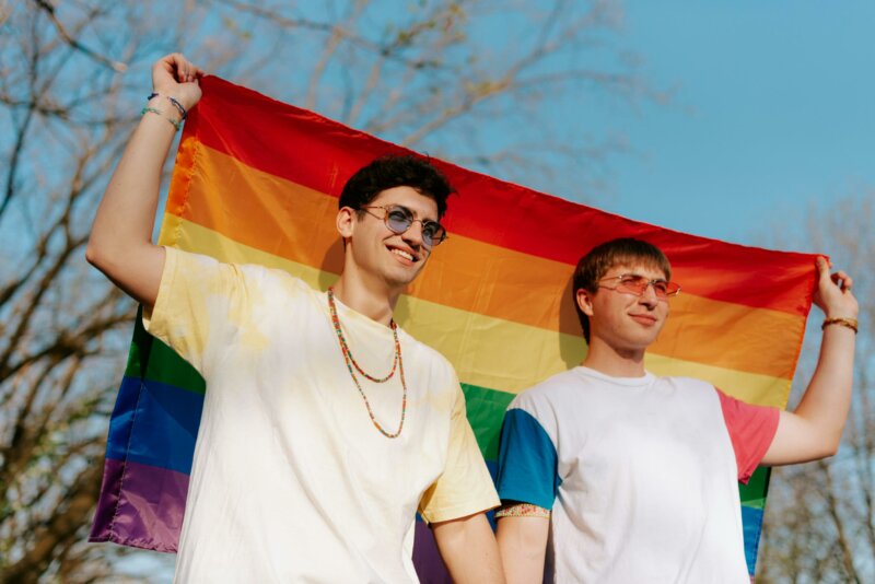 Couple avec drapeau LGBTQ