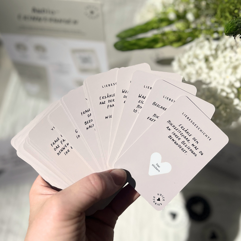 VoiceStories Karten beige auf hand