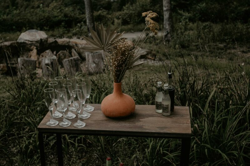 Verres et décoration nature sur une table en bois
