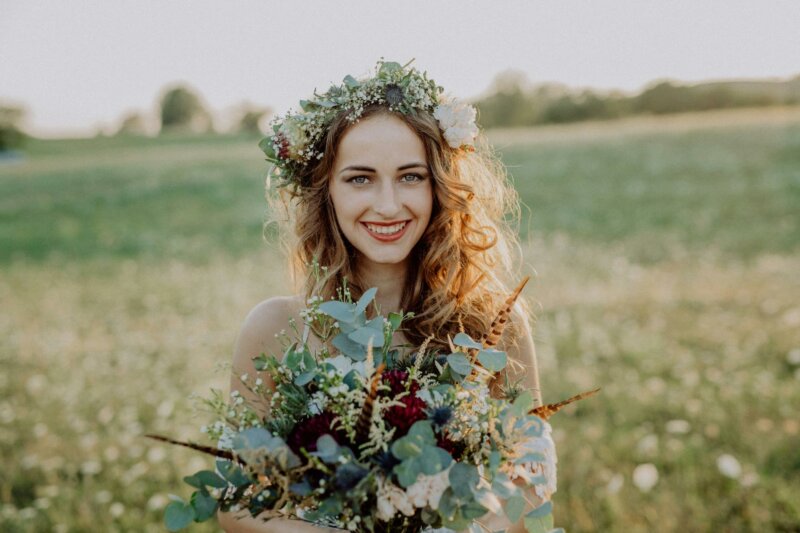 Mariée avec bouquet de fleurs séchées