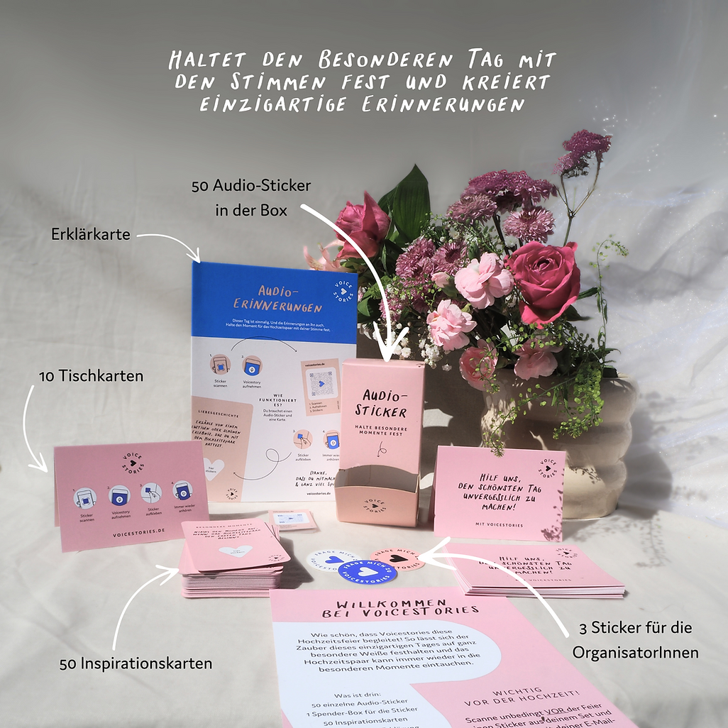 Volles Set auf Tisch vor Blumen