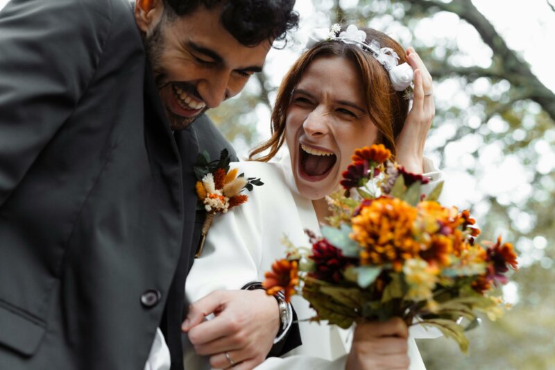 Couples de mariés en train de rire