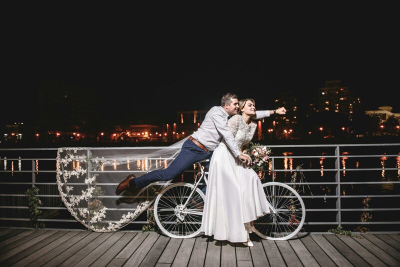 Couple de mariés à vélo
