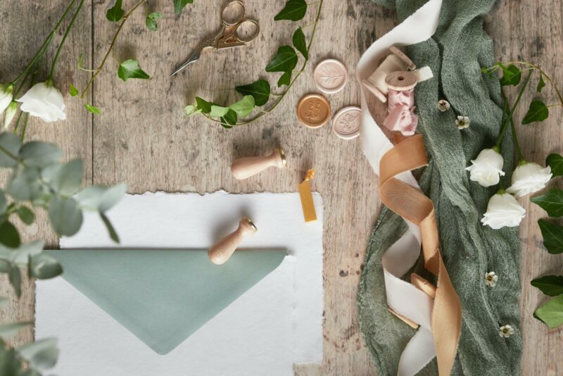 Enveloppe avec fleurs sur une table