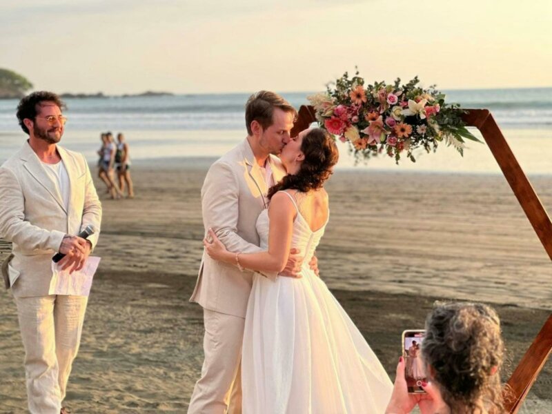 Couple de mariés sur une plage