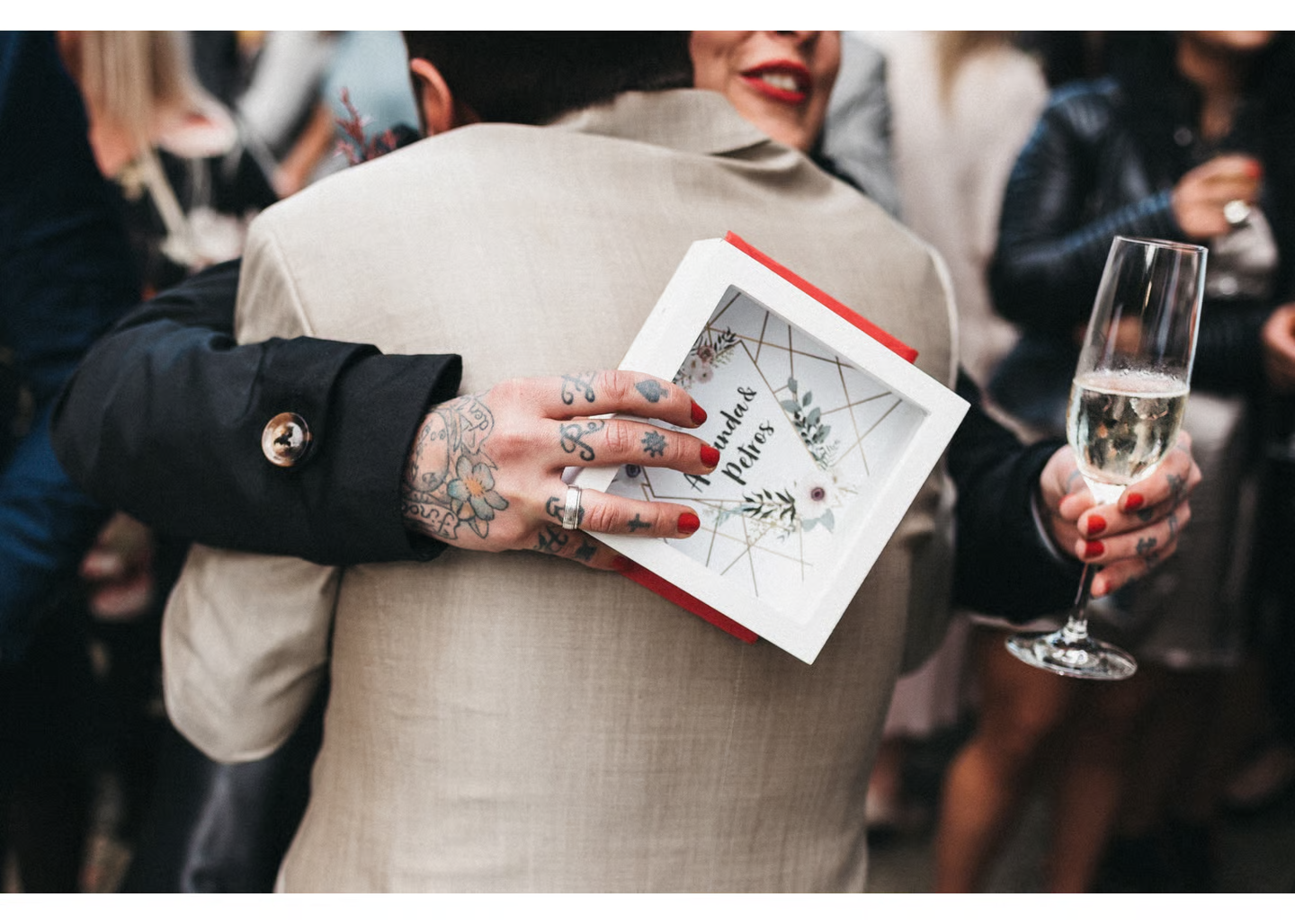 Umarmung mit Geschenk und Glas Sekt