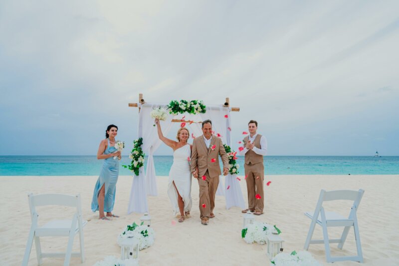 Couple de mariés sur la plage