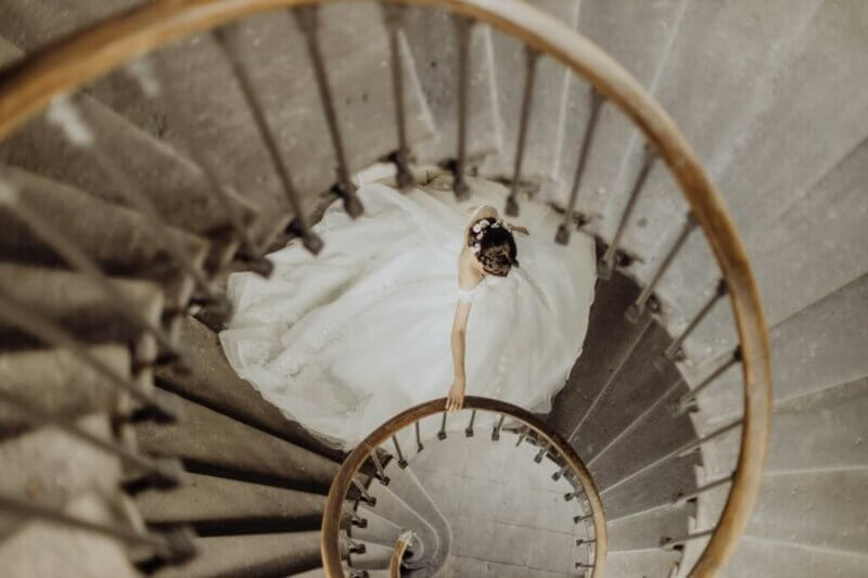 Mariée dans un escalier en colimaçon