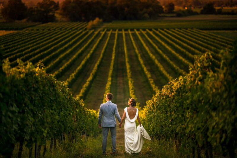 Couple de mariés dans un vignoble