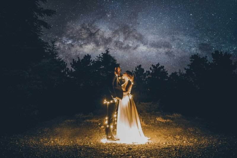 Couple de mariés de nuit avec lumières