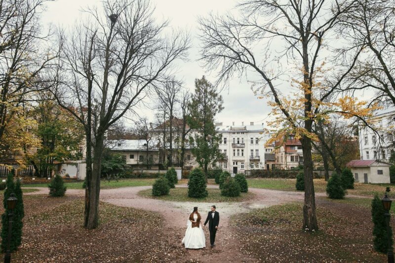 Couple de mariés de loin dans un parc