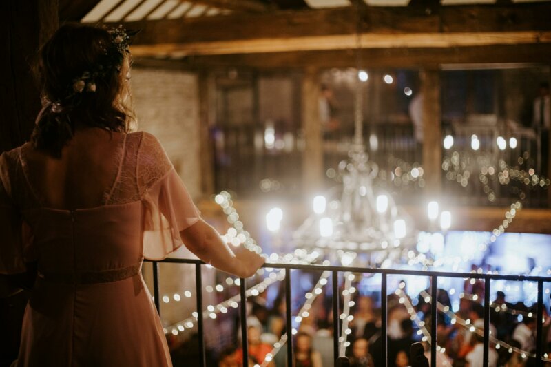 Mariée regardant la foule sur un balcon