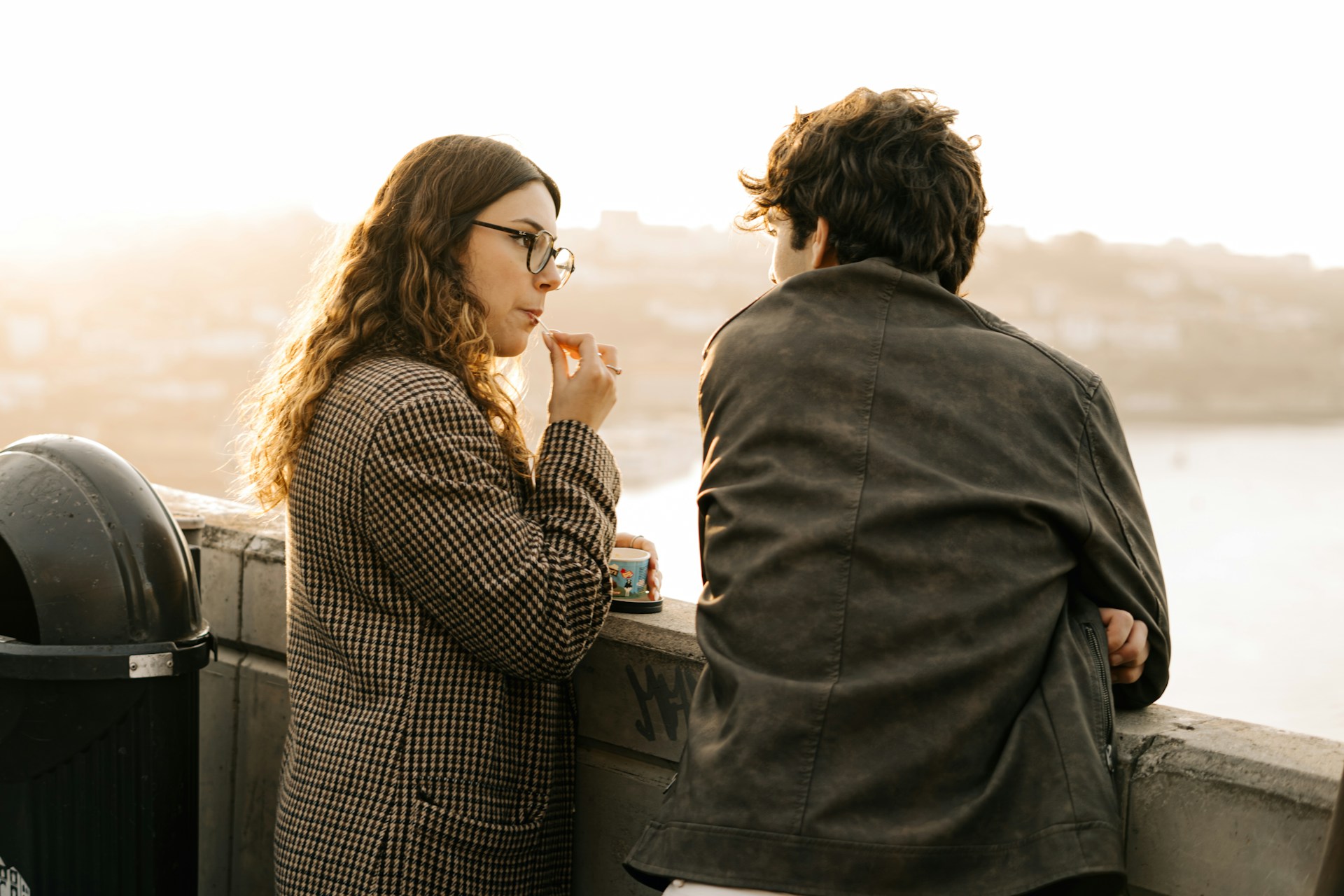 Paar unterhält sich mit Blick aufs Wasser