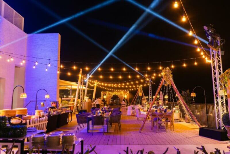 Lieu de mariage décoré de guirlandes lumineuses