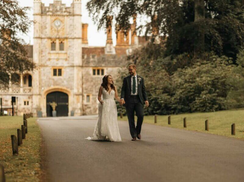 Couple de mariés devant un manoir