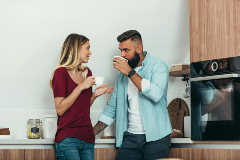 Couple en train de boire un café