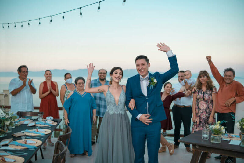 Couple de mariés et leurs invités