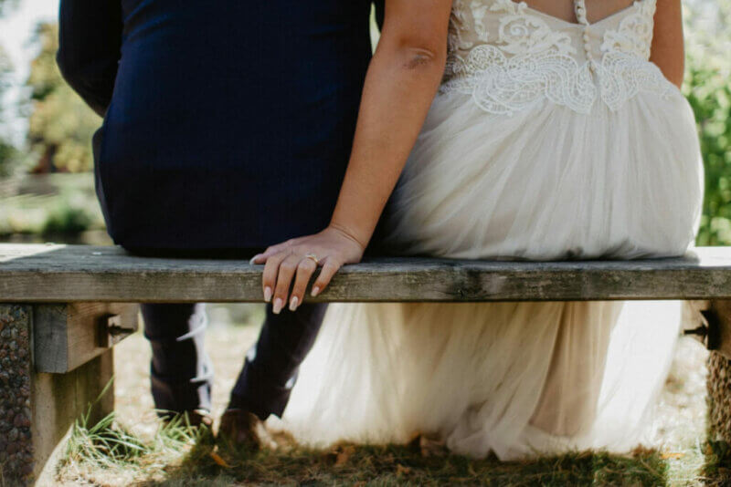 Couple de mariés de dos