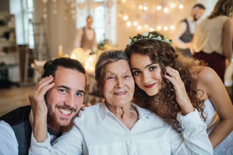 Mariés et vieille dame